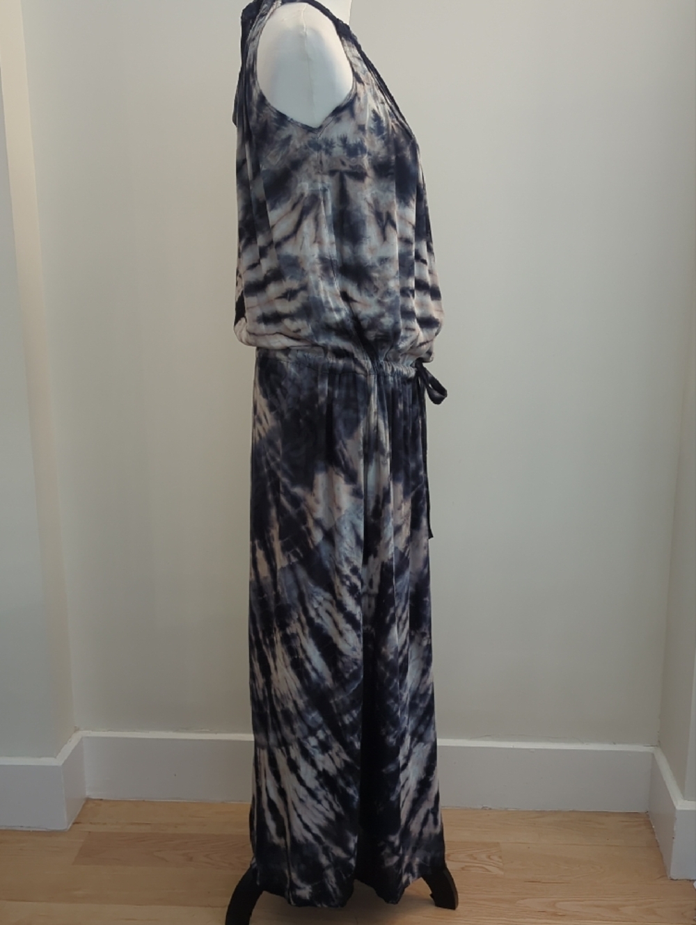 Balinese Handmade Tie-Dye Halter Drawstring Maxi Dress - Indigo & Off-White - Picture 6 of 7